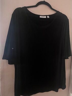 Susan Graver Top

• basic
• capsule wardrobe 
• collegiate